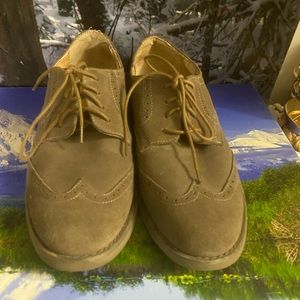 Men’s tan Oxford shoes. Lightly used condition. Size 9M.